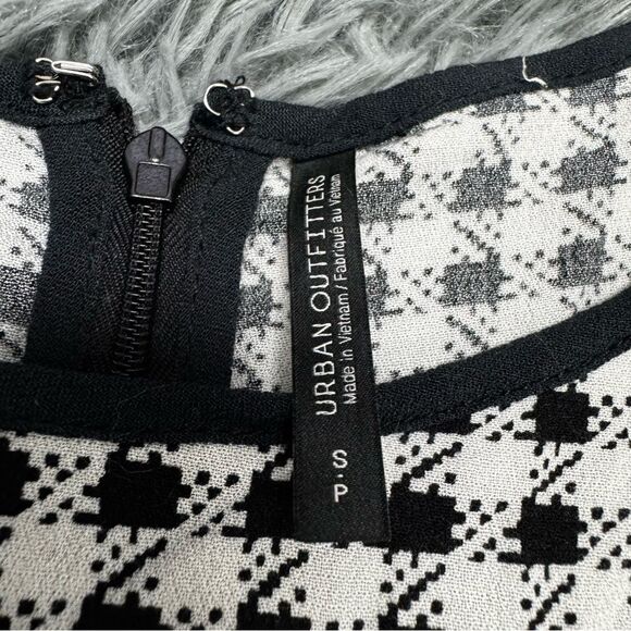 Urban Outfitters Gingham Plaid Daisy Print Dress Size Small NWT - Picture 5 of 9